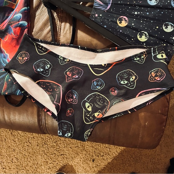 iEDM Psychedelic Alien Rave Set With Sports Bra Bag Bottoms And Fan  - Picture 4 of 6